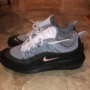 Nike women’s air max axis sneakers